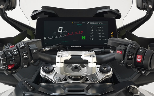Ergonomisch angeordnete Instrumente der BMW R 1300 RT-P