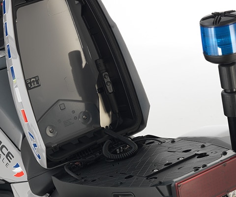 Detaillierte Aufnahme zeigt das flexible Kommunikationsystem der BMW R 1300 RT-P
