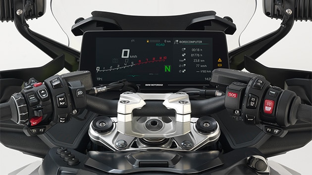 Ergonomisch angeordnete Instrumente der BMW R 1300 RT-P