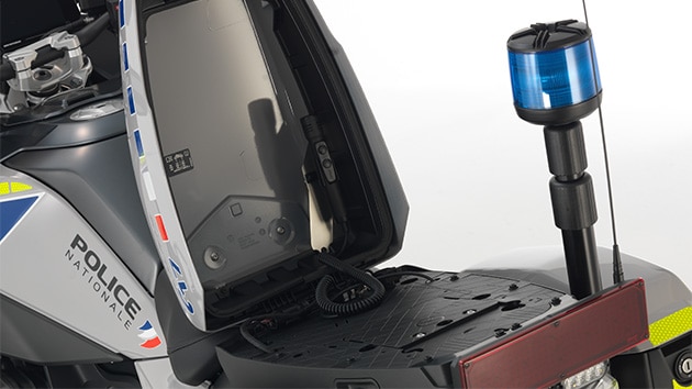 Detaillierte Aufnahme zeigt das flexible Kommunikationsystem der BMW R 1300 RT-P